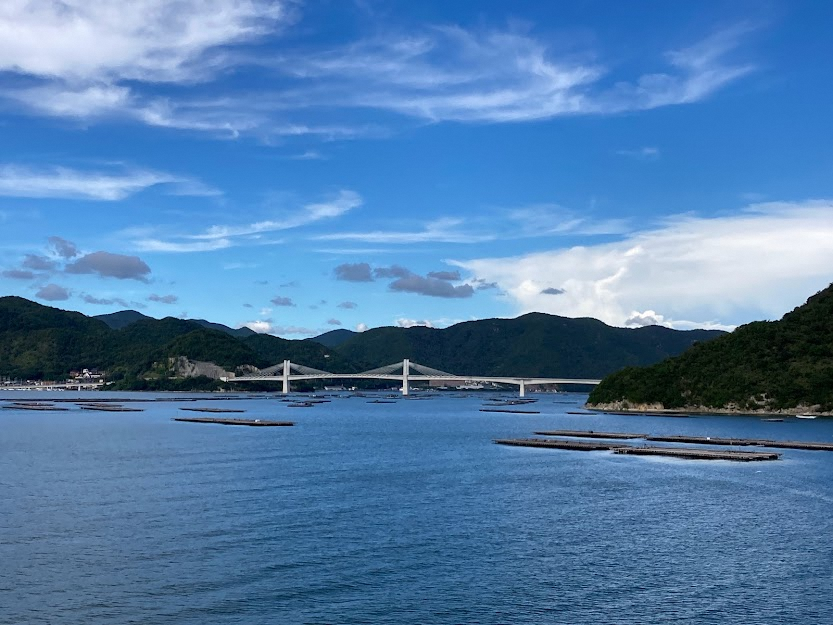 岡山県備前市の南部、日生エリアからは、瀬戸内海ならではの穏やかな海を愛でることができます。本州から橋で渡れる島が2島あり、山の恵みの果樹や海の恵みの魚介を楽しむことができます。