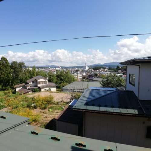 秋田県由利本荘市の物件の2階からの景色です。高台にある物件なので、開放感のある眺望を楽しむことができます。