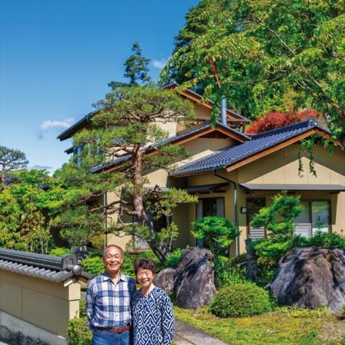 長野県飯田市で民泊「萬龍」を始めた熊谷さん夫妻。立派な日本家屋と日本庭園の民泊で人気を集めています