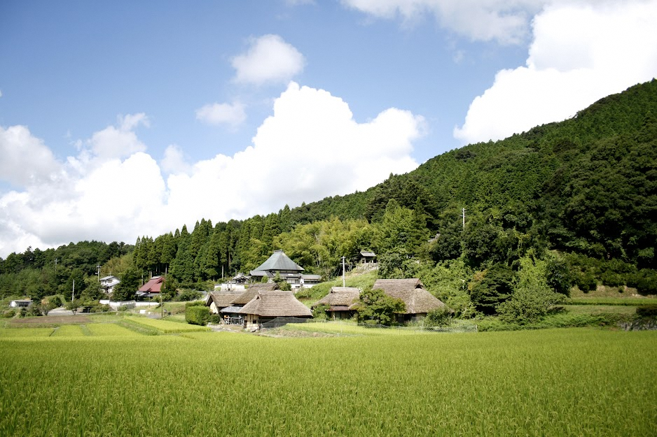 岡山県備前市の北部にある吉永エリアには、童謡を口ずさみたくなるような日本の原風景が広がっています。八塔寺山（はっとうじさん）へ続くつづら折りの坂道を登っていくと視界が開け、かやぶきの農家が点在するどこか懐かしい景色が現れます。近くには、八塔寺ふるさと館や宿泊施設があり、自然の中でゆったりと充実の時間を過ごすことができます。