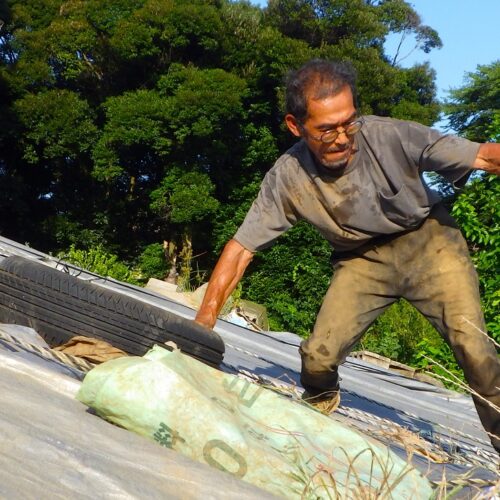 土嚢を抱いて脚立を登る時に要するのは力である。運び上げた土嚢を所定の場所に設置するために移動するときに要するのは全身のバランス感覚である。