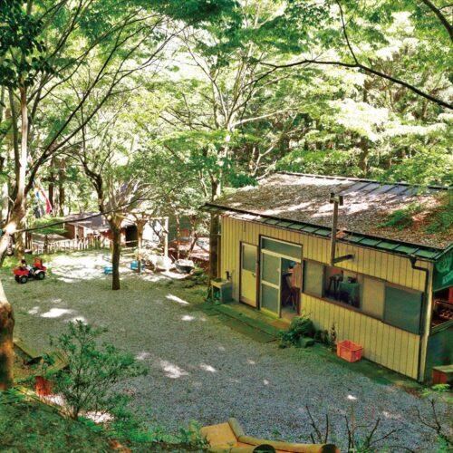 埼玉県横瀬町で山暮らしをしている新井さん宅。茶屋だった建物と2軒の空き家があります