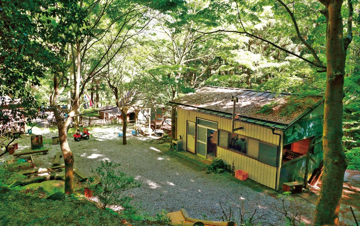 埼玉県横瀬町で山暮らしをしている新井さん宅。茶屋だった建物と2軒の空き家があります