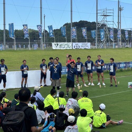 宮崎のサッカークラブ「ヴェロスクロノス都農」の試合終了後のピッチ内イベントを盛り上げる宮崎県住みます芸人の嫁恐竜