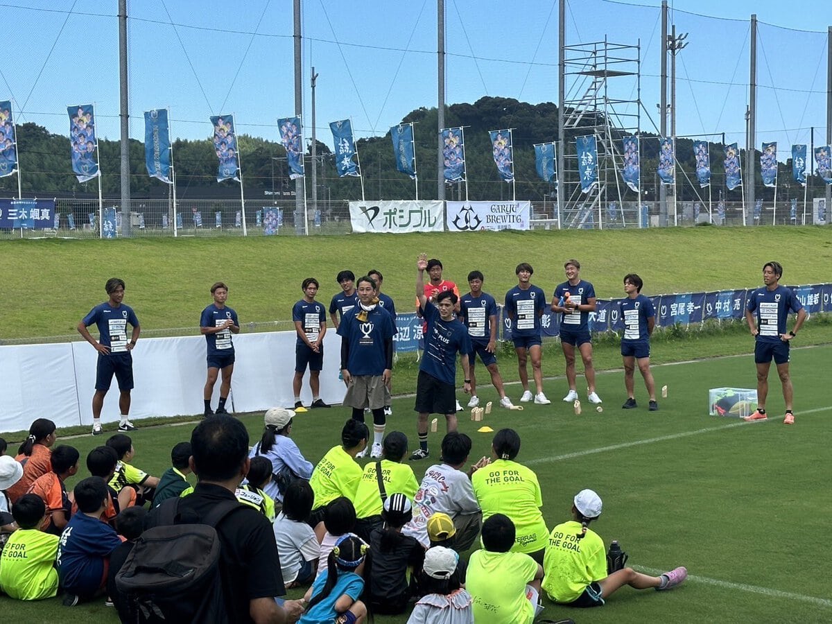 宮崎のサッカークラブ「ヴェロスクロノス都農」の試合終了後のピッチ内イベントを盛り上げる宮崎県住みます芸人の嫁恐竜