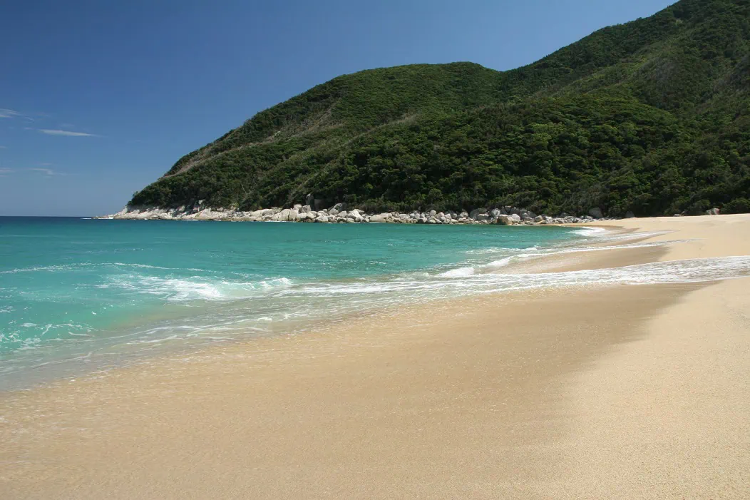 鹿児島県肝付町の最南端にある辺塚（へつか）海岸は、紺碧の海と白い砂浜のコントラストが目に眩しい美しい浜辺です。訪れる人が少ないので、まるでプライベートビーチのように感じることができます。