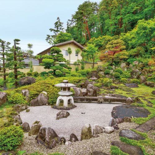 長野県飯田市で民泊「萬龍」の日本庭園。枯山水を表現していて、亀に見立てた石もあります