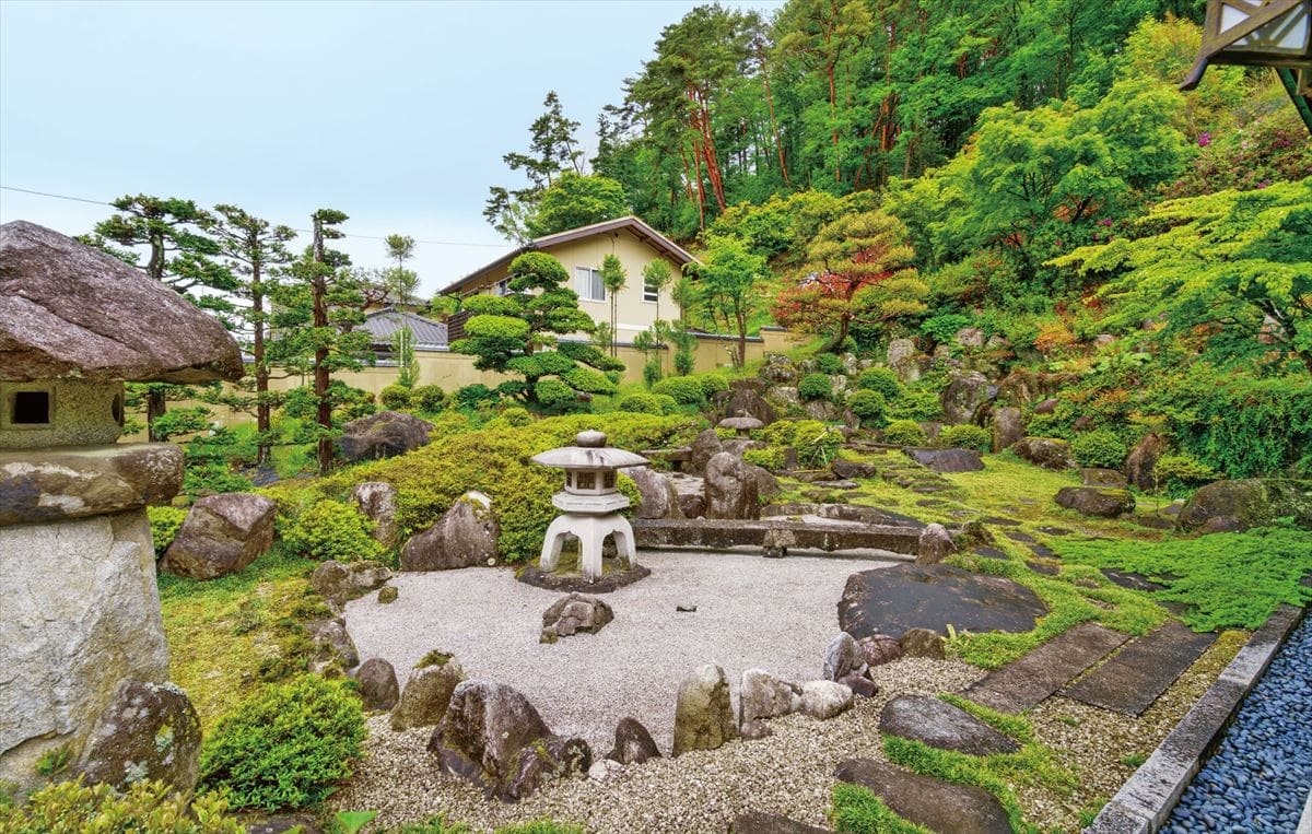 長野県飯田市で民泊「萬龍」の日本庭園。枯山水を表現していて、亀に見立てた石もあります