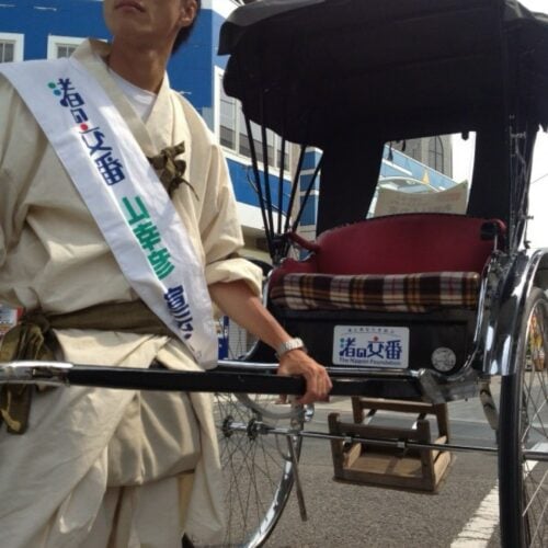 宮崎県青島でお笑い人力車を運行する宮崎県住みます芸人の嫁恐竜