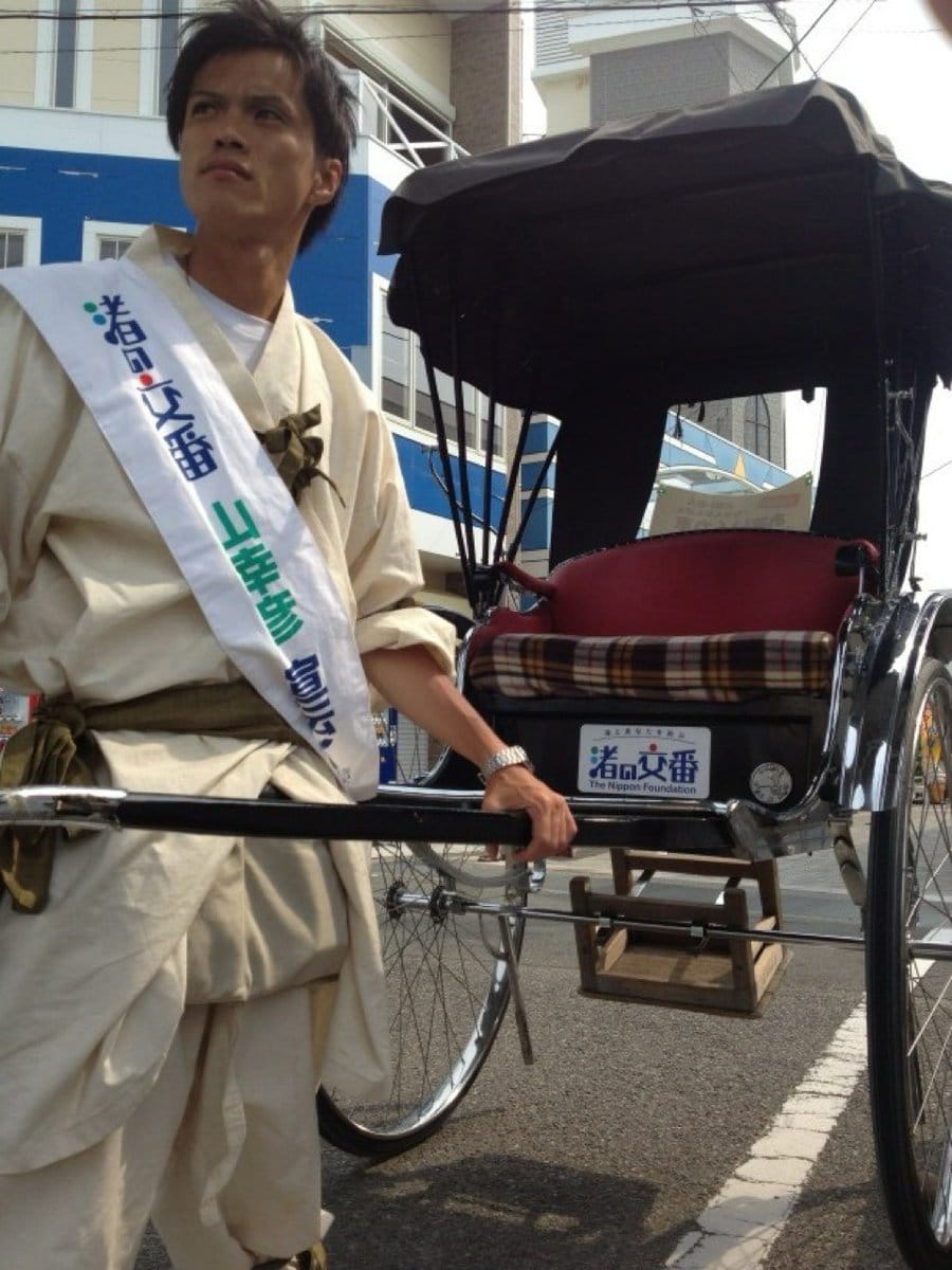 宮崎県青島でお笑い人力車を運行する宮崎県住みます芸人の嫁恐竜