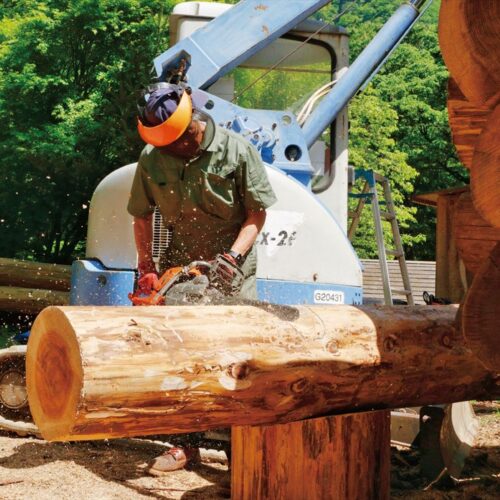 埼玉県横瀬町で山暮らし。チェーンソーで丸太を刻む奥様のお父さん