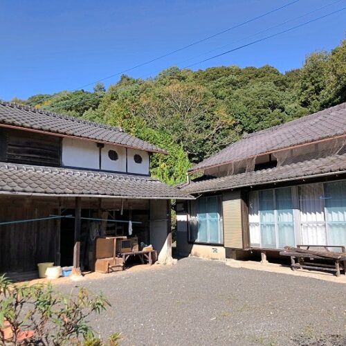 熊本県上天草市の物件の外観。母屋のほかに、約30坪の2階建ての小屋があります