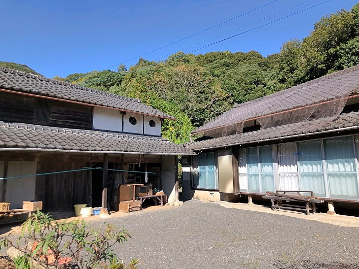 熊本県上天草市の物件の外観。母屋のほかに、約30坪の2階建ての小屋があります