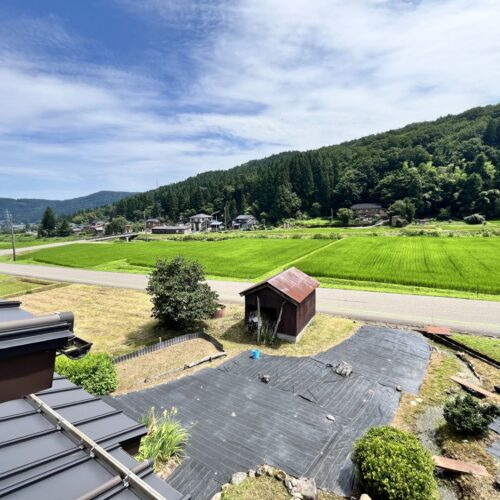 物件の周りには、田んぼと山という日本の田舎の原風景が広がっています。各部屋の窓から、この景色を眺めることができます。