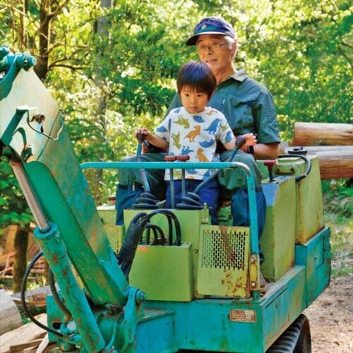 埼玉県横瀬町で山暮らし。止まっているショベルカーに乗って遊ぶ