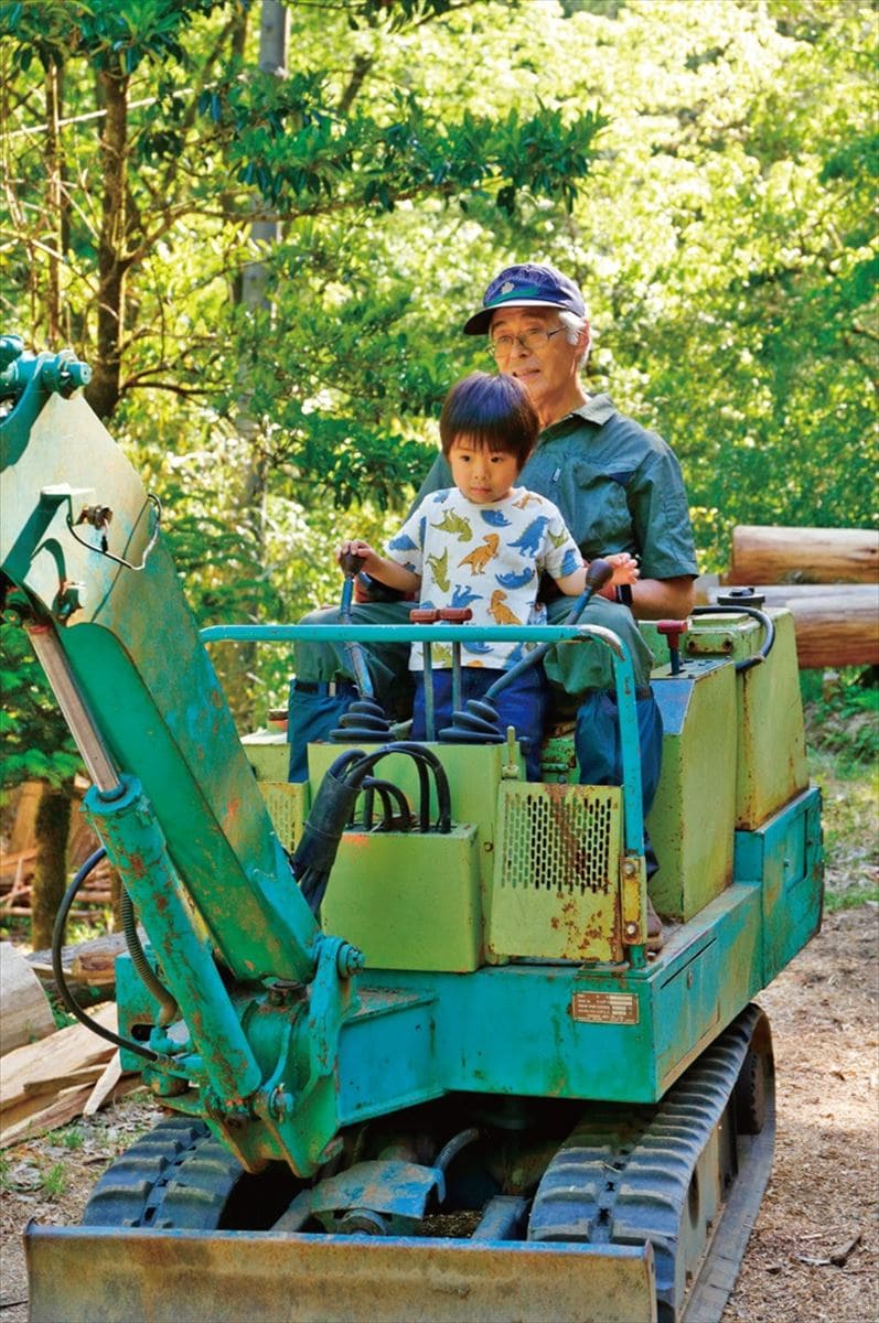 埼玉県横瀬町で山暮らし。止まっているショベルカーに乗って遊ぶ