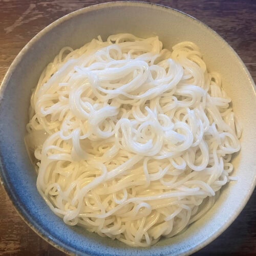 つるつるとのど越しの良い「茹でないそうめん」。吹きこぼれによるストレスもなくすことができる上に、同時にほかの作業も進められるのも、料理する人にとってはありがたいことでしょう。