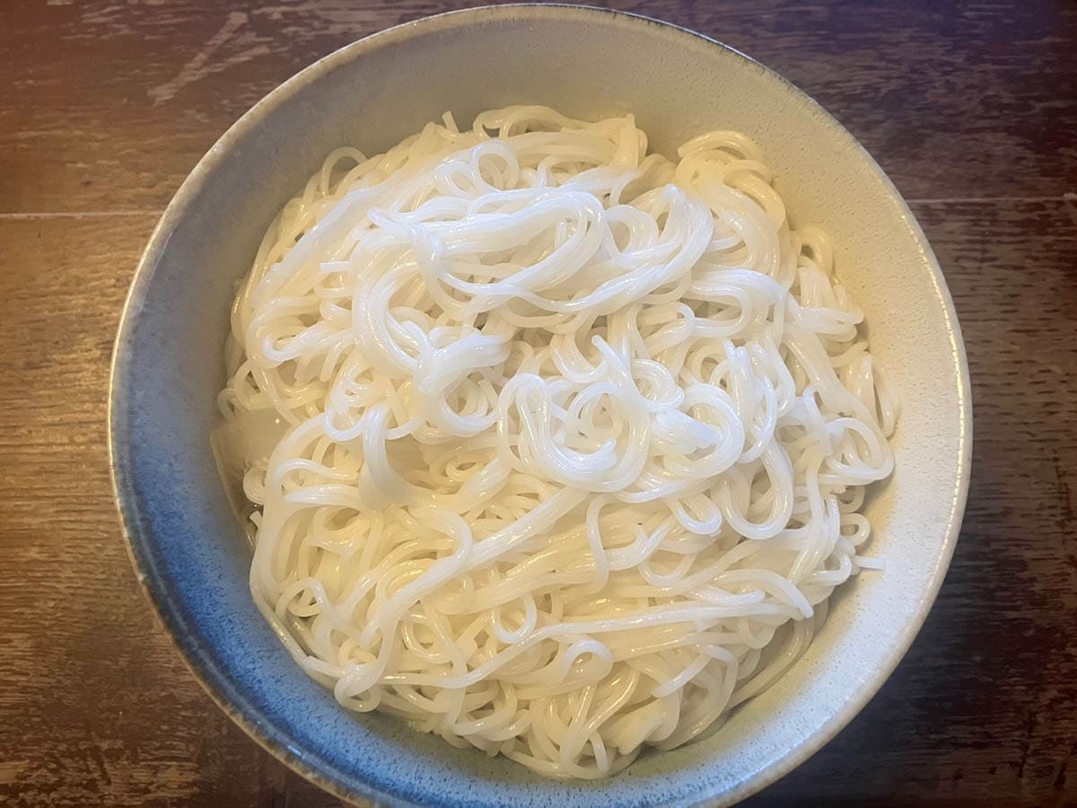 つるつるとのど越しの良い「茹でないそうめん」。吹きこぼれによるストレスもなくすことができる上に、同時にほかの作業も進められるのも、料理する人にとってはありがたいことでしょう。