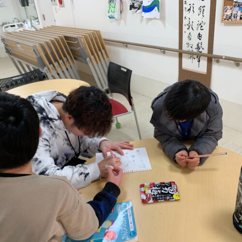 神奈川県住みます芸人「でんでん太鼓」。学習塾「わくわくスタディー」で子どもたちと一緒に絵しりとり