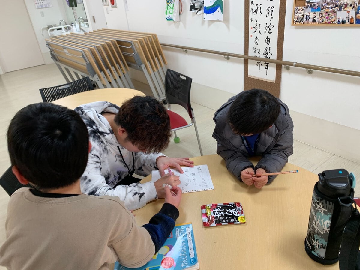 神奈川県住みます芸人「でんでん太鼓」。学習塾「わくわくスタディー」で子どもたちと一緒に絵しりとり