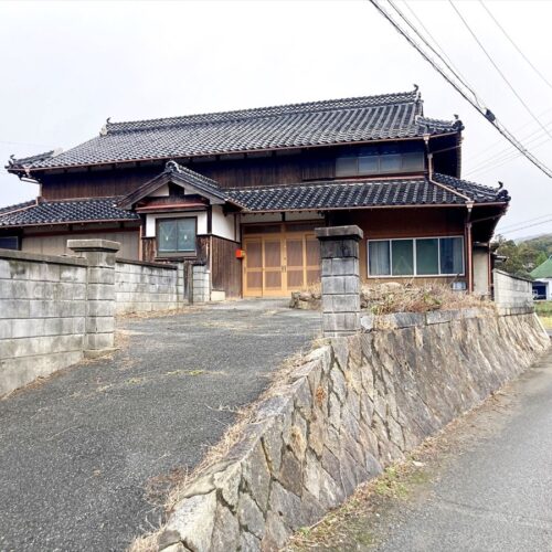 山口県山陽小野田市の物件の外観。静かな住宅街に立地しています