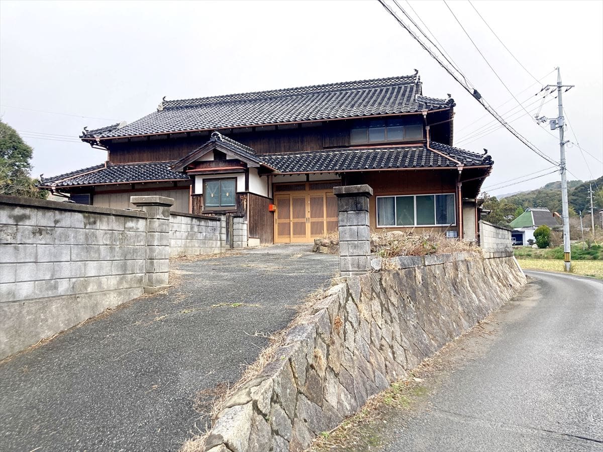 山口県山陽小野田市の物件の外観。静かな住宅街に立地しています