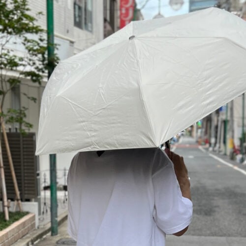 日焼け対策として使いたいのであれば、深くさすのが最も効果的です。ですが、傘の裏側部分は熱を吸収しており、滞留熱もこもるため非常に暑くなります。