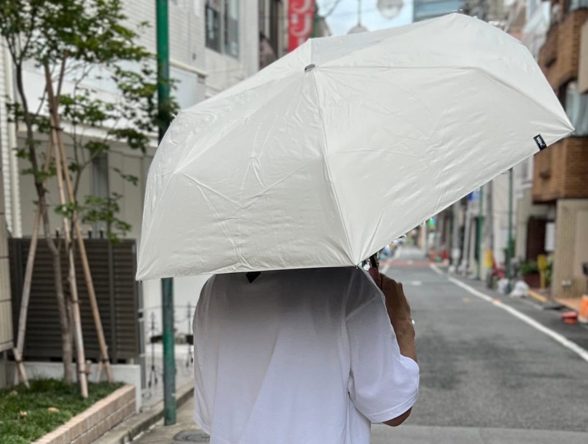 日焼け対策として使いたいのであれば、深くさすのが最も効果的です。ですが、傘の裏側部分は熱を吸収しており、滞留熱もこもるため非常に暑くなります。