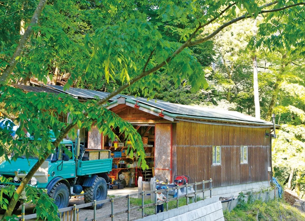 埼玉県横瀬町で山暮らし。奥様のお父さんが建てたガレージ