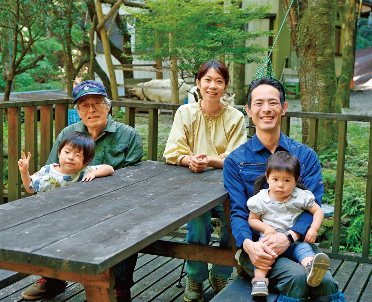 埼玉県横瀬町で山暮らしをしている新井さん家族と、奥様のお父さん。デッキで寛ぐ