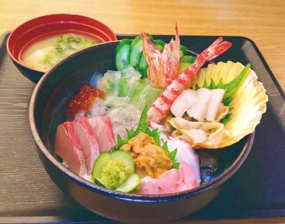 海に囲まれた熊本県上天草市といえば海の幸。新鮮な魚介が味わえる海鮮丼は市内飲食店で食べられます