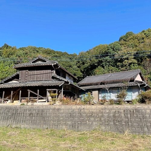 熊本県上天草市の物件の外観。農機具小屋や果樹がある農地付きの古民家です