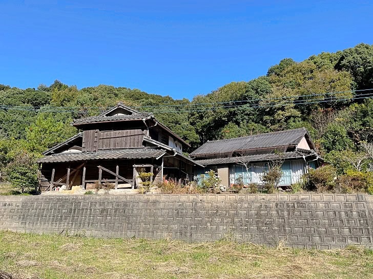 熊本県上天草市の物件の外観。農機具小屋や果樹がある農地付きの古民家です