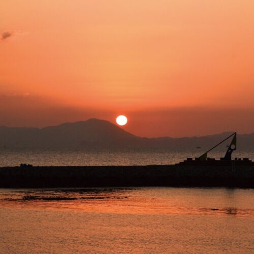 山口県山陽小野田市のきらきらビーチ焼野は、日本の夕陽百選に選ばれています