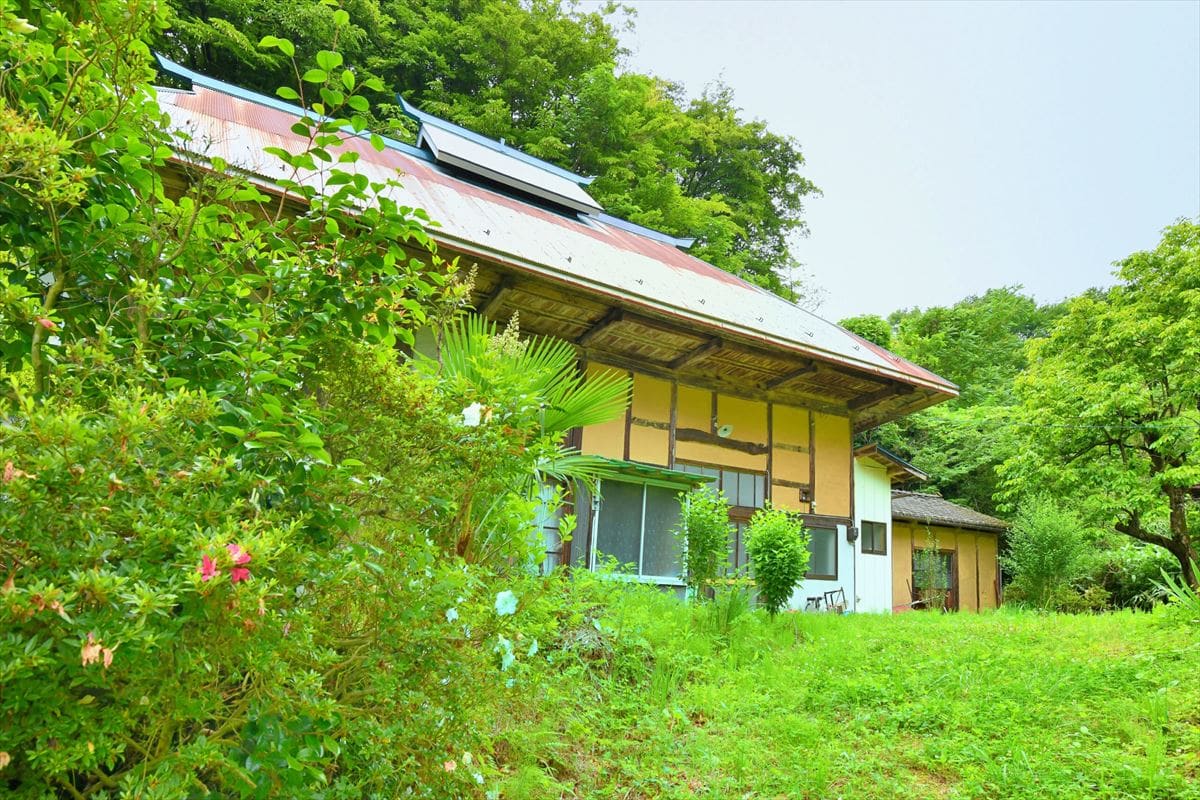 福島県川俣町の物件の外観。夏は周囲の樹々が元気です