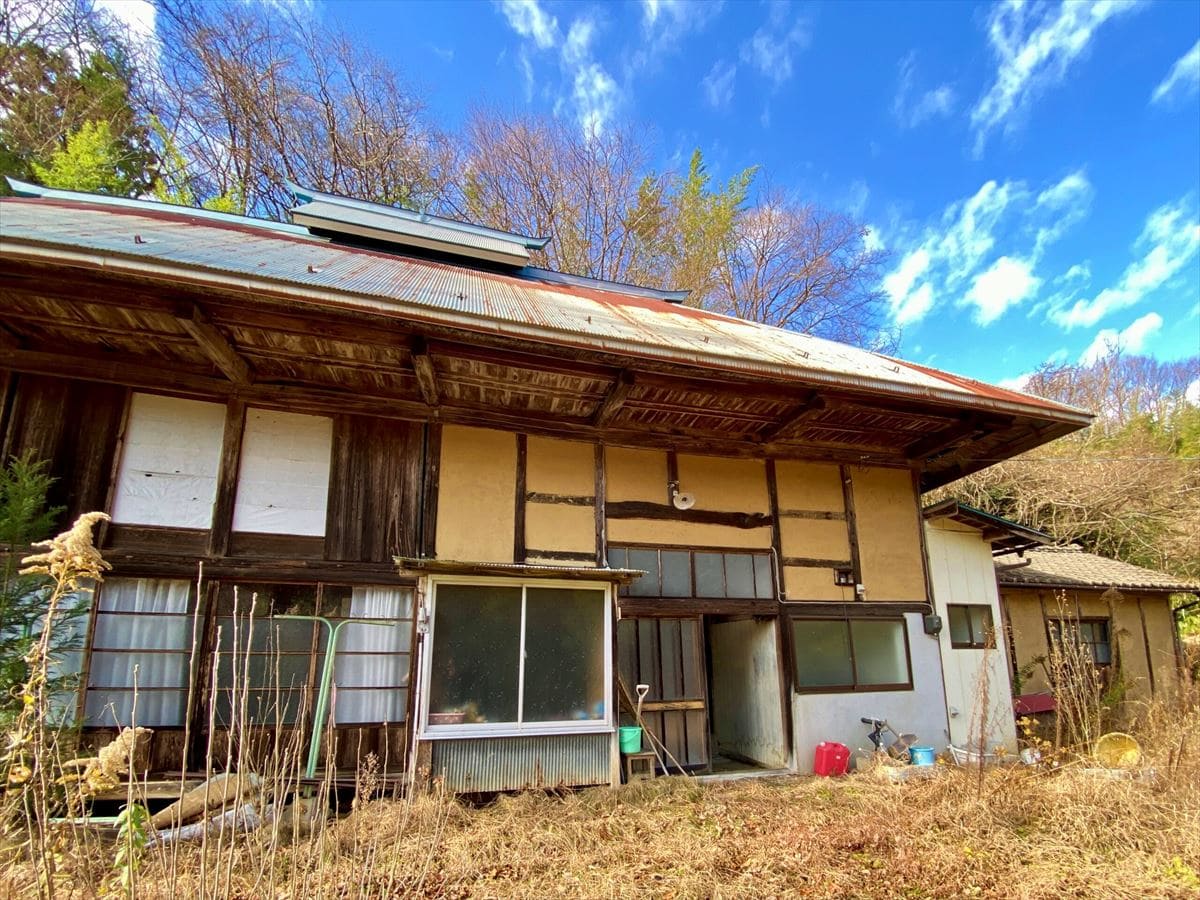 福島県川俣町の物件の外観。昔ながらの趣ある家です