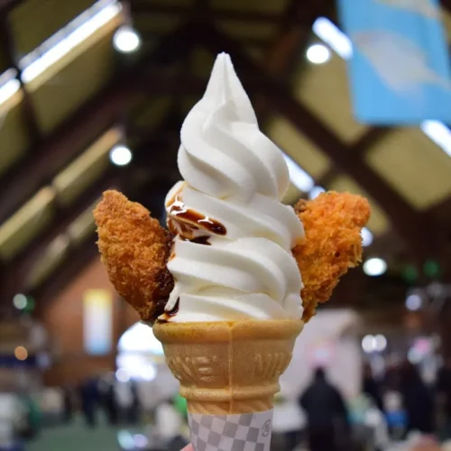 五味の市で味わうことができる、日生特産の牡蠣をソフトクリームにトッピングした「カキフライソフトクリーム」です。小豆島の刺身醤油をかけていただきます。