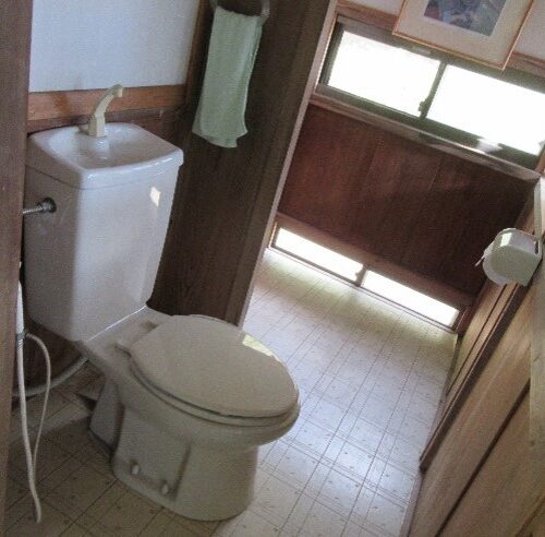 茨城県常陸太田市の物件のトイレです。元々和式だったトイレが簡易水洗の洋式トイレに改修されています。