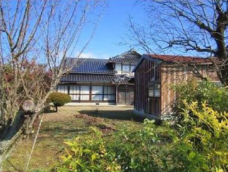 岡山県津山市の物件の外観。付属建物があります