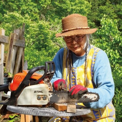 東京都檜原村のポツンと一軒家で暮らす萩原さん。チェーンソーを使うのはもちろん、メンテナンスも自分で行う