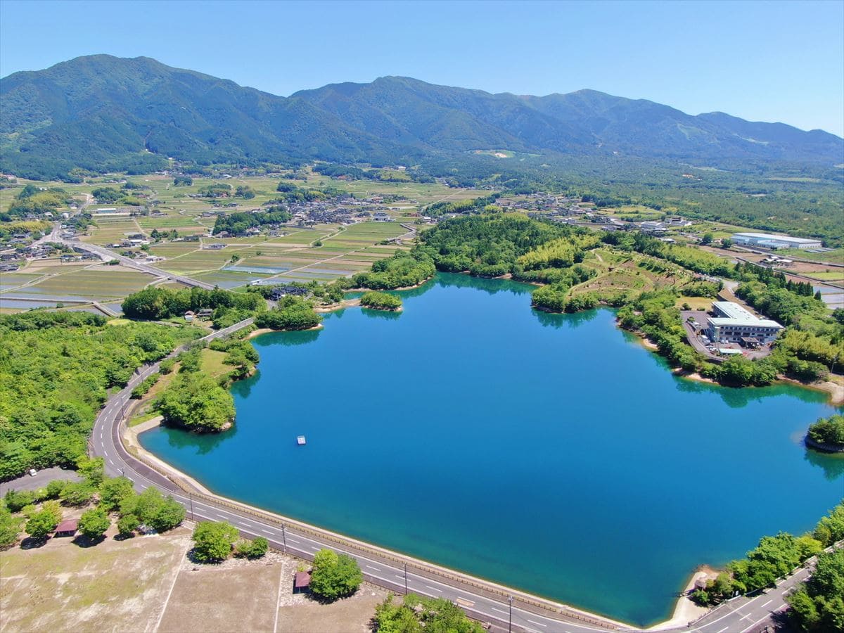 岡山県最大の貯水量を誇る灌漑用のため池「塩手池」（岡山県津山市）