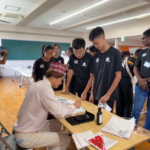 夏には外国人向けの書道教室も開催。