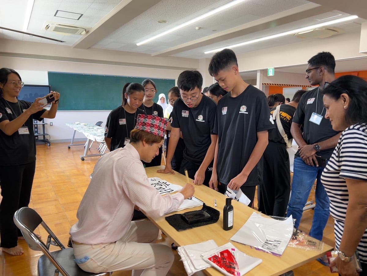 夏には外国人向けの書道教室も開催しました。