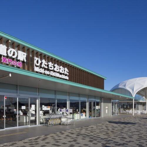 茨城県常陸太田市の道の駅ひたちおおたは、常陸太田市の旬の農産物や加工品・特産品を取り揃えた直売所と地元の野菜を楽しめるレストランを併設しています。フードコートでは、常陸秋そばを使った手打ちそばや、ジェラート、焼きたてパンなどが人気です。