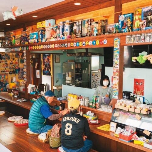 北海道上川町のホットドッグ店「マチガイネッエゾベース」店内