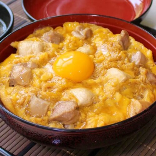 福島県川俣町のグルメ「川俣シャモの親子丼」。弾力のあり脂がのったシャモを使っています