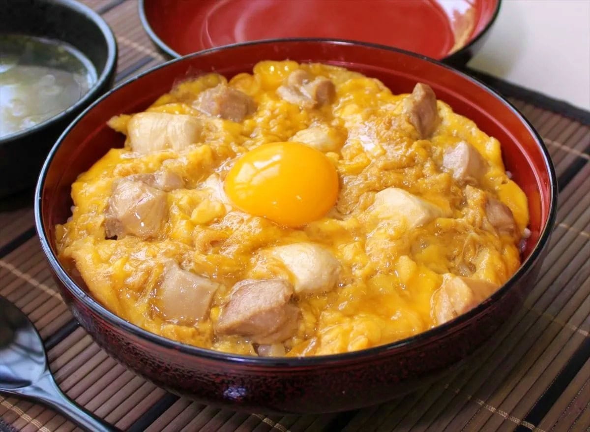 福島県川俣町のグルメ「川俣シャモの親子丼」。弾力のあり脂がのったシャモを使っています