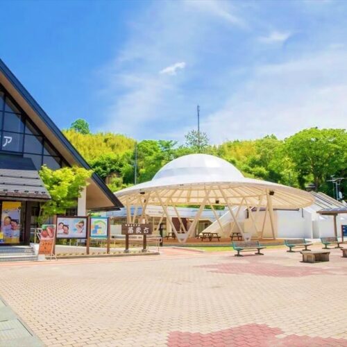 福島県川俣町の道の駅「かわまた」。レストランや直売所、おりもの展示館や銘品館などがあります