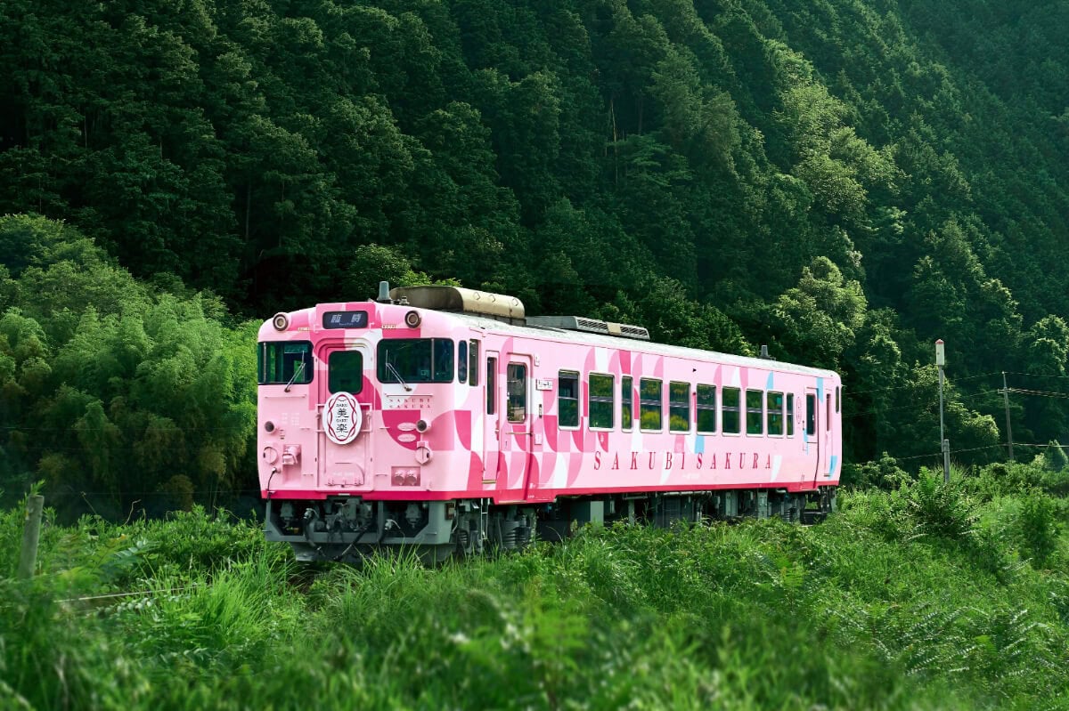 芸術祭に合わせ、快適に便利に岡山県を満喫できる観光列車も運行