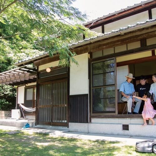 理絵さんと夫の茂樹さんが営む古民家の宿「オオミシマスペース」にて／愛媛県今治市